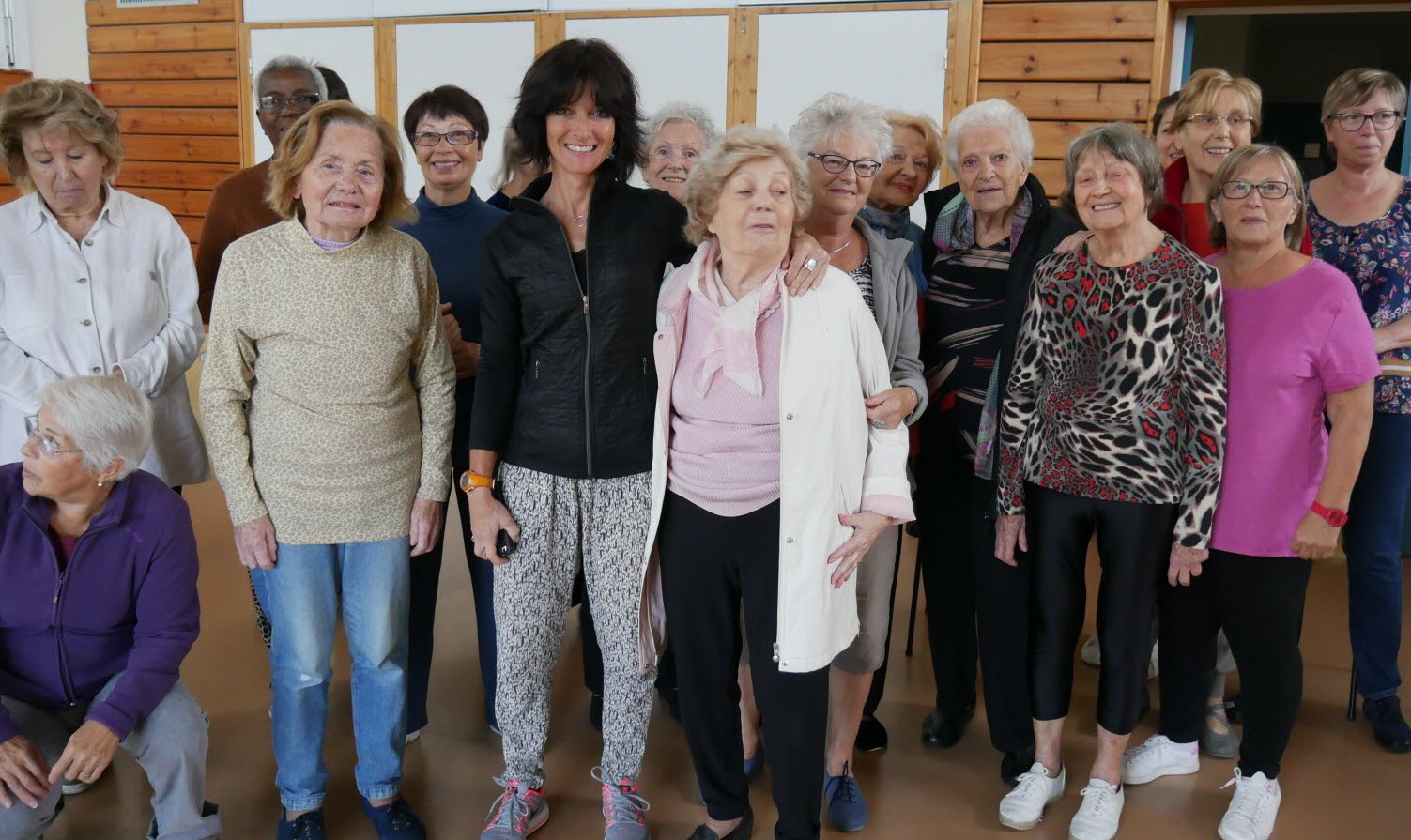 Séance d'initiation à la gym douce pour les aînés, à la salle polyvalente de Mouxy, dans le cadre du Mois Bleu